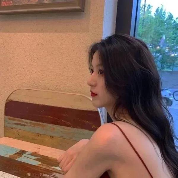 院子里的女人